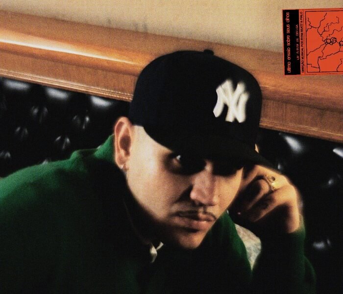 Obelga estreia com rap que mistura boogie, soul e MPB oitentista, priorizando clima e sofisticação pop mais que rimas, com faixas dançantes e detalhistas.