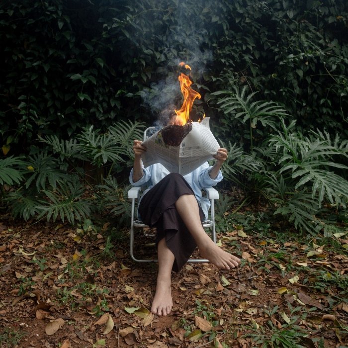 Paola Lappicy mistura MPB, eletrônico e samba em disco urbano sobre solidão, amores e caos interno, com referências diversas e clima contemplativo.