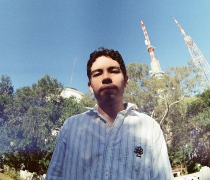 Pedro Lanches mistura emo e shoegaze em Sementes, com letras íntimas sobre memória, insegurança e romance, entre ruído lo-fi e clima sonhador.