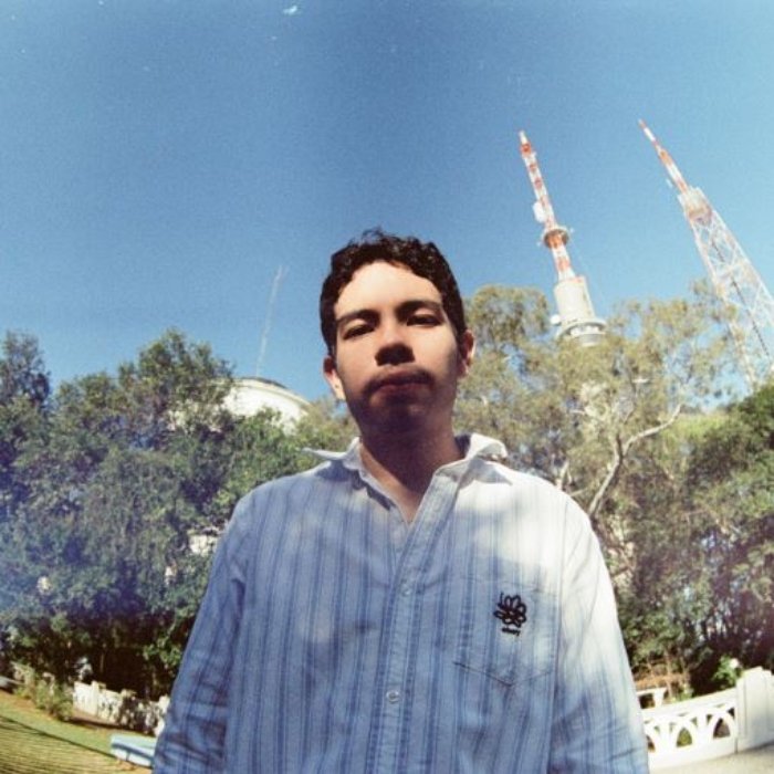 Pedro Lanches mistura emo e shoegaze em Sementes, com letras íntimas sobre memória, insegurança e romance, entre ruído lo-fi e clima sonhador.