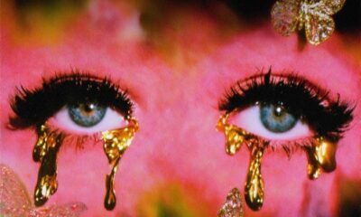 Em Com lágrimas nos olhos, Sara e Nina reinventam clássicos (Alcione, Fafá de Belém, Diana) com blues, bolero e pop, transformando dor de cotovelo em elegância e superação.