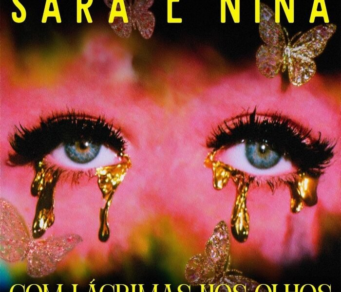 Em Com lágrimas nos olhos, Sara e Nina reinventam clássicos (Alcione, Fafá de Belém, Diana) com blues, bolero e pop, transformando dor de cotovelo em elegância e superação.