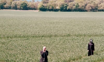 Vegas Water Taxi cruza alt-country e slacker rock em Long time caller, first time listener, com letras sarcásticas sobre hipsters, gen Z e high society indie.