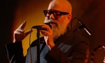 Michael Stipe canta na TV (Foto: CBS)