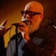 Michael Stipe canta na TV (Foto: CBS)