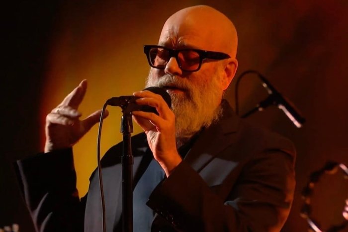 Michael Stipe canta na TV (Foto: CBS)