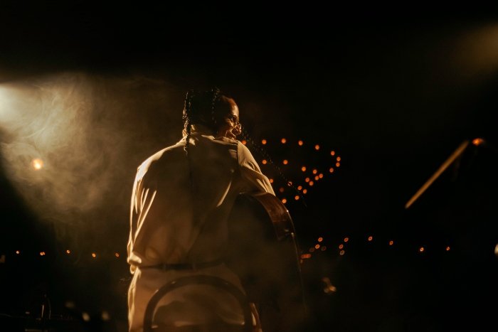 Giovani Cideira anuncia disco ao vivo com foco em "voz, violão e presença"