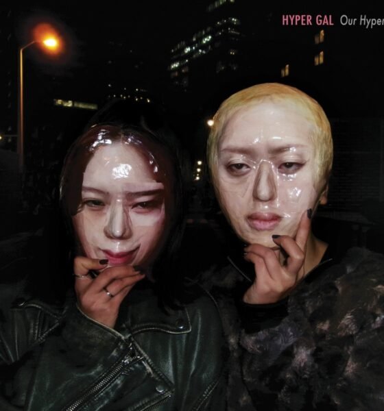 Duo japonês Hyper Gal faz noise caótico e ensurdecedor em Our hyper, misturando tecnohardcore, kraut e ecos de Suicide num ataque sonoro intenso.