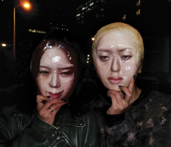 Duo japonês Hyper Gal faz noise caótico e ensurdecedor em Our hyper, misturando tecnohardcore, kraut e ecos de Suicide num ataque sonoro intenso.