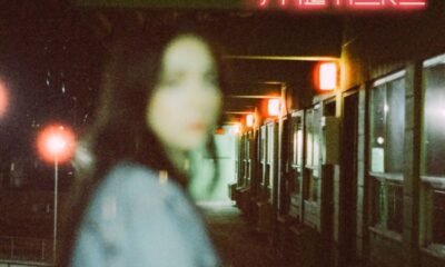 Still here, EP de Jody Glenham, mistura soft rock, dream pop e folk em 5 faixas sobre amadurecimento, amor e vulnerabilidade, com ecos dos anos 80 e 90.