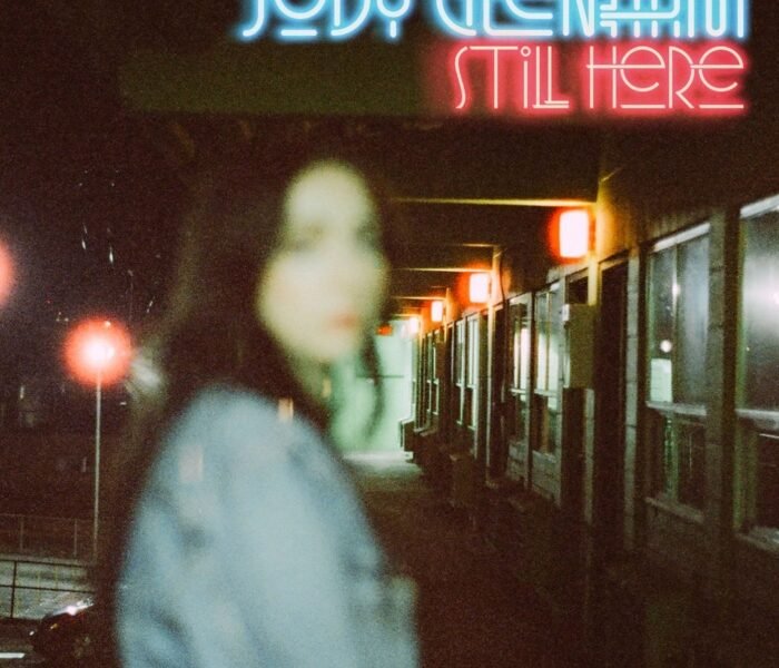Still here, EP de Jody Glenham, mistura soft rock, dream pop e folk em 5 faixas sobre amadurecimento, amor e vulnerabilidade, com ecos dos anos 80 e 90.