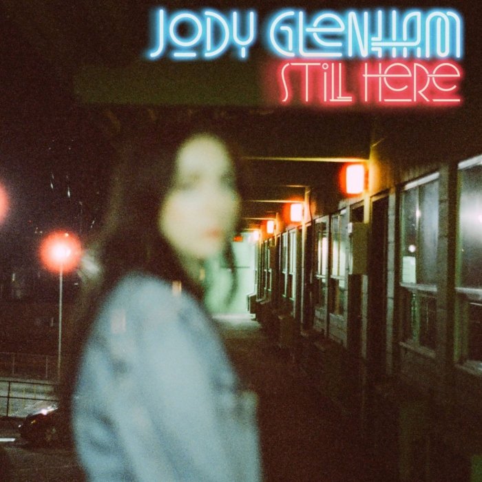 Still here, EP de Jody Glenham, mistura soft rock, dream pop e folk em 5 faixas sobre amadurecimento, amor e vulnerabilidade, com ecos dos anos 80 e 90.