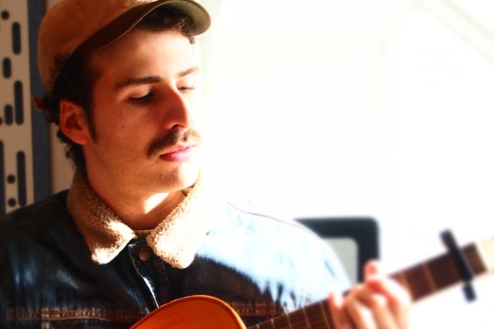 Lucas Filmes homenageia o pai em single duplo belo e acústico - Foto: Kamila Fehringer / Divulgação