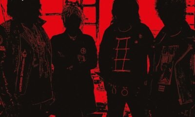 Em 奇しく燃える, Raw Distractions mistura punk pesado e veloz com clima de guerrilha urbana, riffs afiados e ecos de Exploited, GBH e Buzzcocks. Energia pura e combativa.