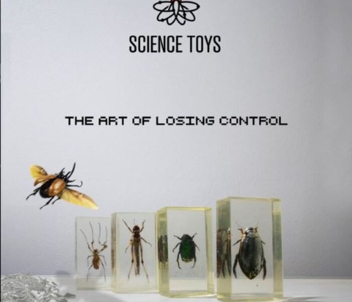 Ouvimos: Science Toys – “The art of losing control”