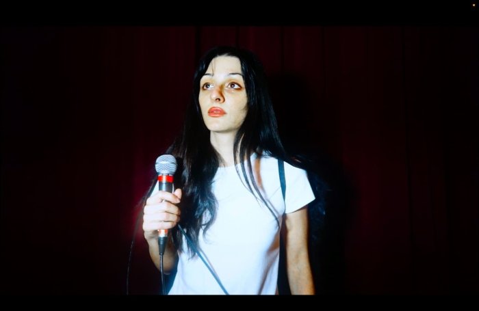 Sofie Royer volta inspirada em Patti Smith e David Lynch em "Cowboy mouth"