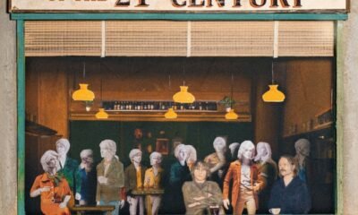 Em Inanimate objects of the 21st century, The Pale White mistura stoner, glam e power pop em disco sobre tecnologia, nostalgia e excesso digital, com ecos de Beatles, QOTSA e anos 60/70.