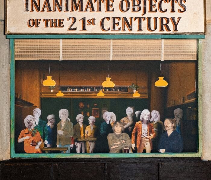 Em Inanimate objects of the 21st century, The Pale White mistura stoner, glam e power pop em disco sobre tecnologia, nostalgia e excesso digital, com ecos de Beatles, QOTSA e anos 60/70.