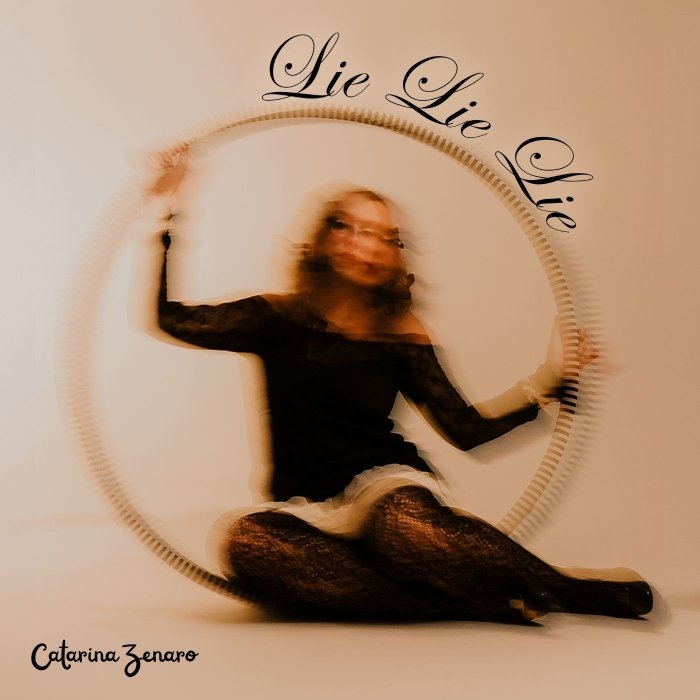 Capa do single Lie lie lie, de Catarina Zenaro (Foto: Graziella Fraccaroli / Divulgação)