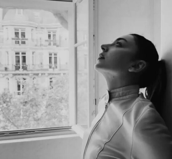 Tem mais um lado B de Charli XCX, "Playboy bunny" (Foto: Divulgação)