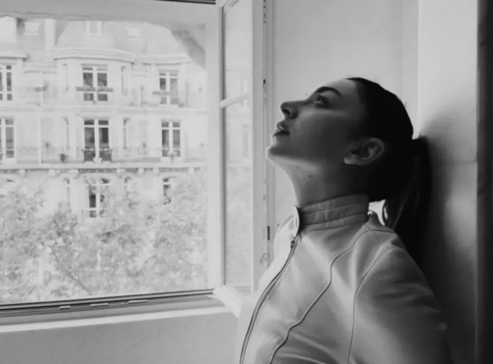Tem mais um lado B de Charli XCX, "Playboy bunny" (Foto: Divulgação)