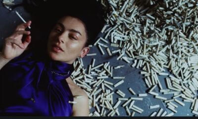 Charli XCX no clipe de Rock Music (Foto: Reprodução YouTube)