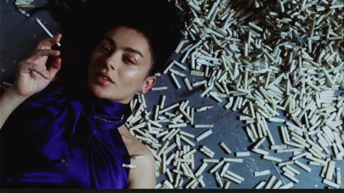 Charli XCX no clipe de Rock Music (Foto: Reprodução YouTube)
