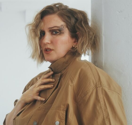 Julie Neff adianta no Bandcamp “Trapped”, música sobre as dores da endometriose e da adenomiose (Foto: Josh Kirshner / Divulgação)