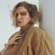 Julie Neff adianta no Bandcamp “Trapped”, música sobre as dores da endometriose e da adenomiose (Foto: Josh Kirshner / Divulgação)