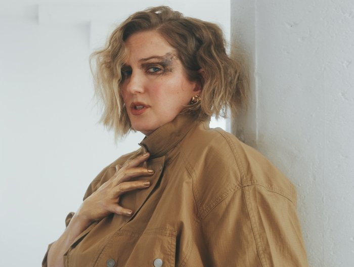 Julie Neff adianta no Bandcamp “Trapped”, música sobre as dores da endometriose e da adenomiose (Foto: Josh Kirshner / Divulgação)