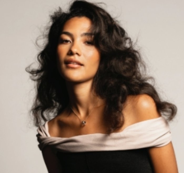 Olivia Dean (Foto: Lola Mansell / Divulgação - Glamour)