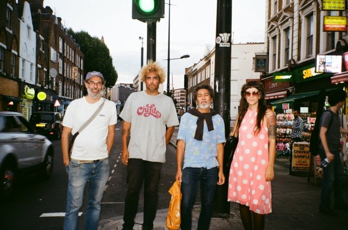 Oruã abre série de LPs split lançada pelo selo norte-americano The Dead Currencies, com as demos do disco "Slacker" (Foto: Reprodução Bandcamp)