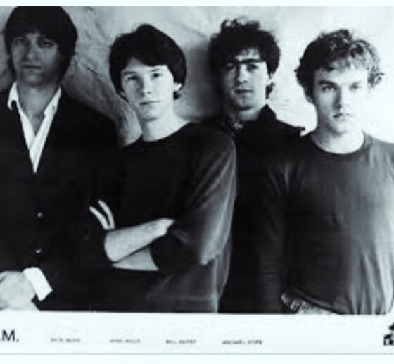 R.E.M. recorda os 44 anos do primeiro contrato com uma gravadora