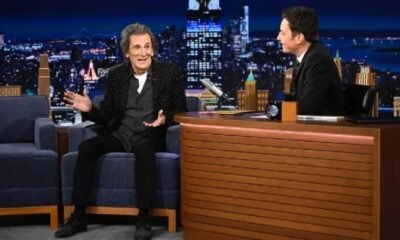Ronnie Wood falando do disco novo dos Rolling Stones como Jimmy Fallon (Foto: Todd Owyoung/NBC)
