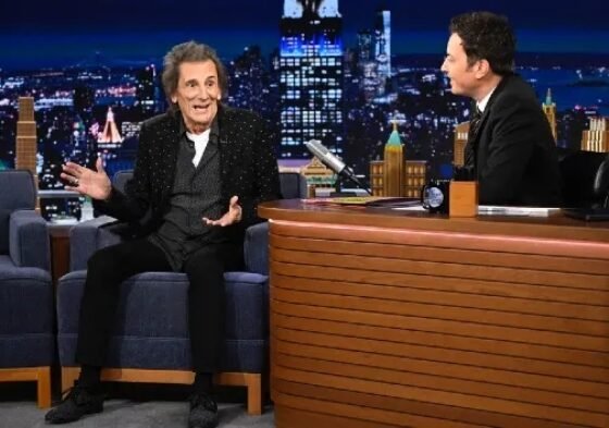 Ronnie Wood falando do disco novo dos Rolling Stones como Jimmy Fallon (Foto: Todd Owyoung/NBC)