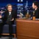 Ronnie Wood falando do disco novo dos Rolling Stones como Jimmy Fallon (Foto: Todd Owyoung/NBC)