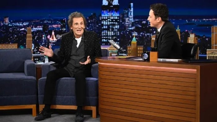 Ronnie Wood falando do disco novo dos Rolling Stones como Jimmy Fallon (Foto: Todd Owyoung/NBC)