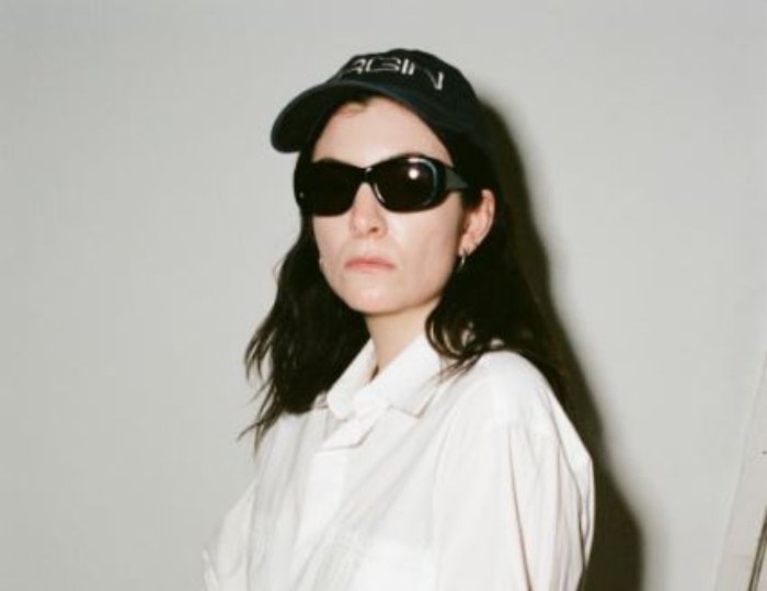 Lorde solta esqueletos de "Virgin", com fotos, demos e texto