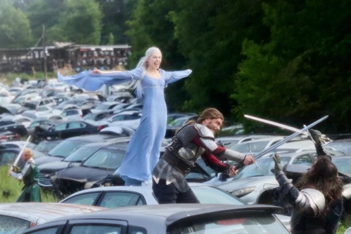 Phoebe Bridgers no clipe de Lost Boys, seu novo single
