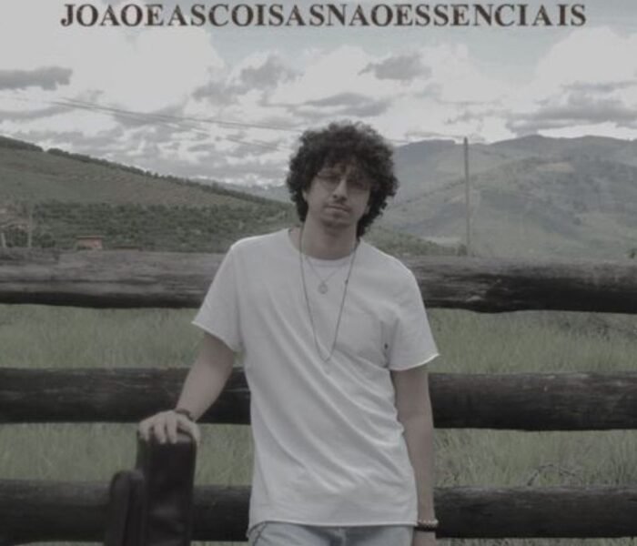 Resenha: Joaoeascoisasnaoessenciais – “Joaoeascoisasnaoessenciais” (EP)