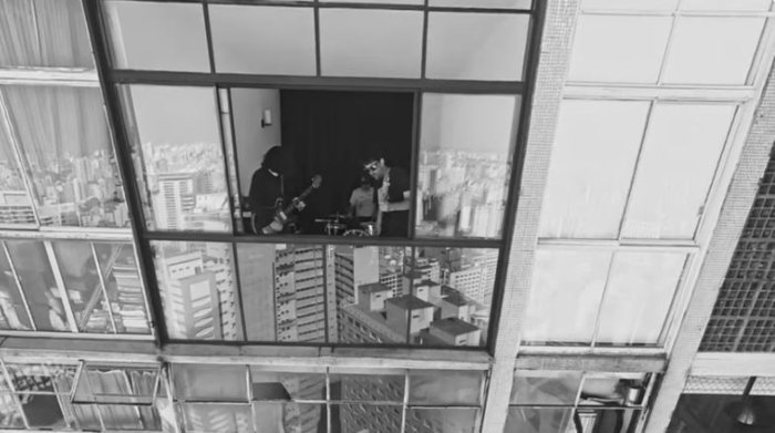 Imagem do clipe de Love you here, do Sebadoh, dirigido por Ricardo Spencer e André Peniche