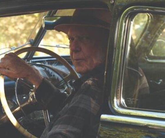 Neil Young encontra esperança no caos em “Second song”