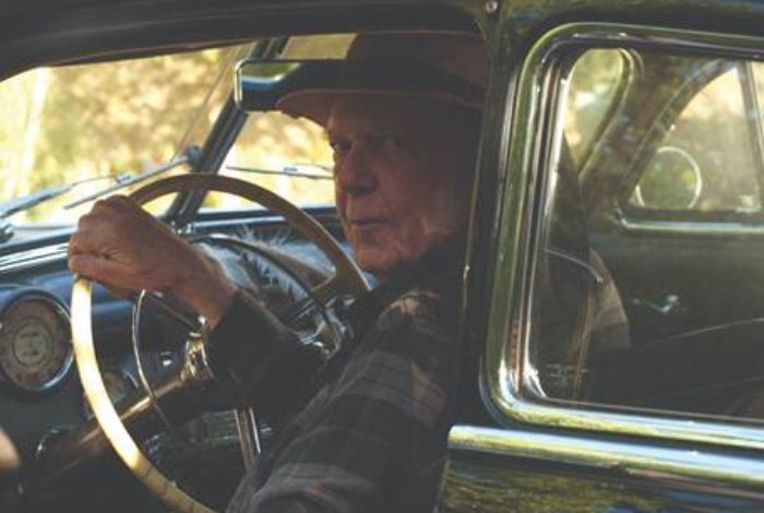 Neil Young encontra esperança no caos em “Second song”