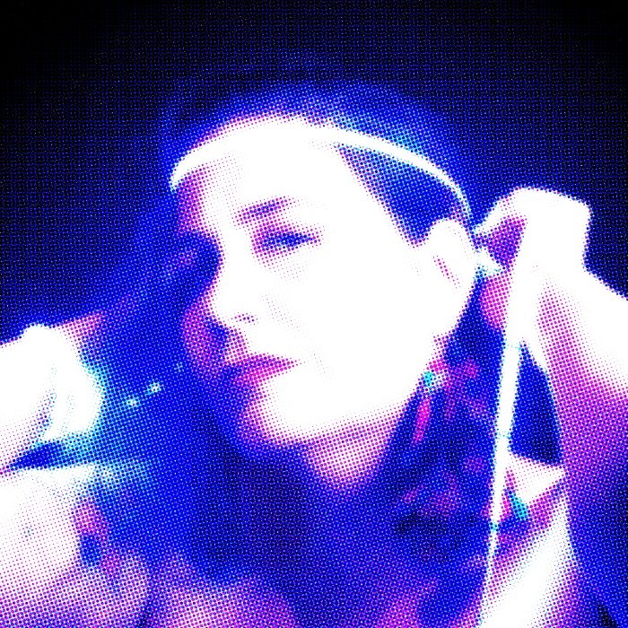 Vivian Benford dá cara indie-pop a “Perigo”, hit imortalizado por Zizi Possi