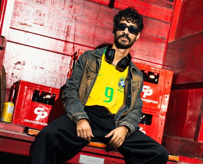 Aquele Jon transforma medos e inseguranças da vida urbana em “Jogo do bicho”