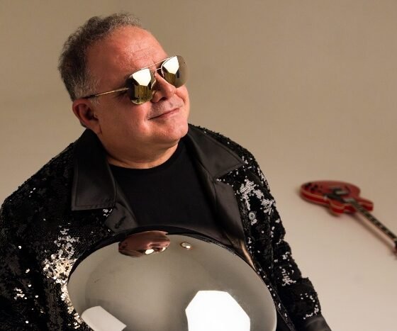 "Cozinho de noite": Leo Jaime resgata parceria com Arnaldo Baptista (Foto: Marcos Hermes / Divulgação)