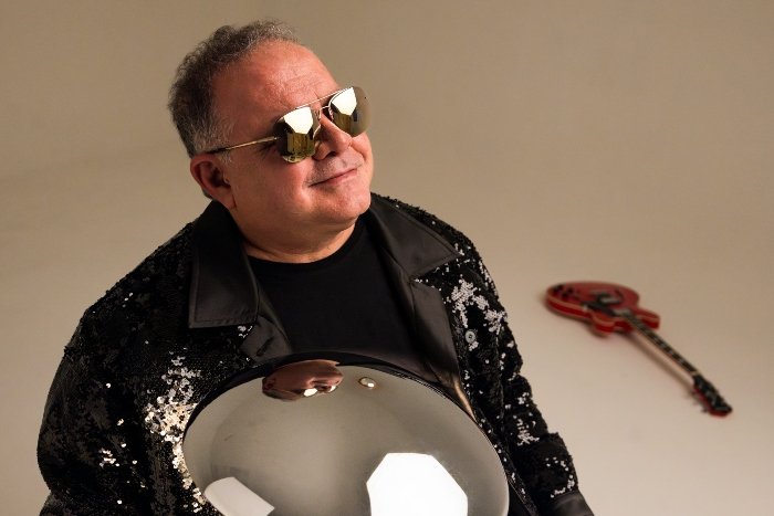 "Cozinho de noite": Leo Jaime resgata parceria com Arnaldo Baptista (Foto: Marcos Hermes / Divulgação)