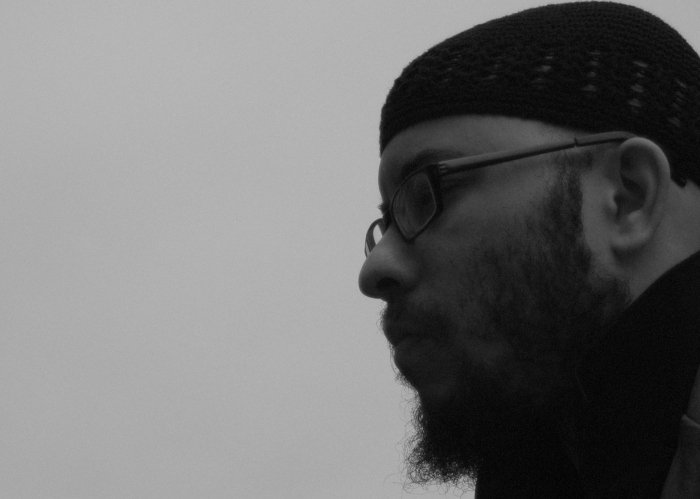 Krohme (foto) e Jonathon Newby: peso híbrido e convidados em "Paranoid"