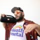 MC Karlos: porrada nos defensores do "agro é pop" em "Máquinas agrícolas”