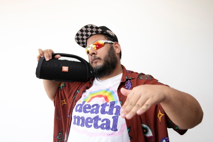 MC Karlos: porrada nos defensores do "agro é pop" em "Máquinas agrícolas”